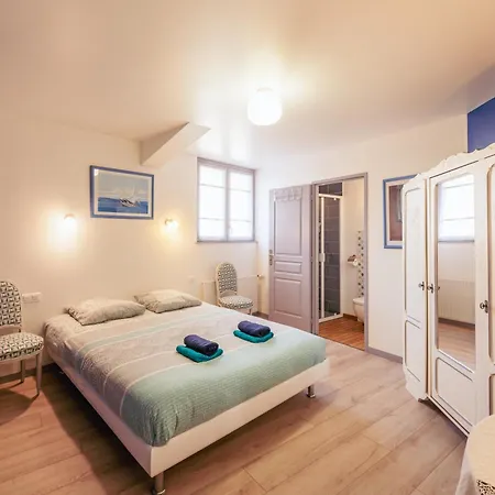 別荘 Maison Caviale, 4 Privees Au Coeur De Figeac, 4 Chambres, 4 Salles De Bain, Jardin *