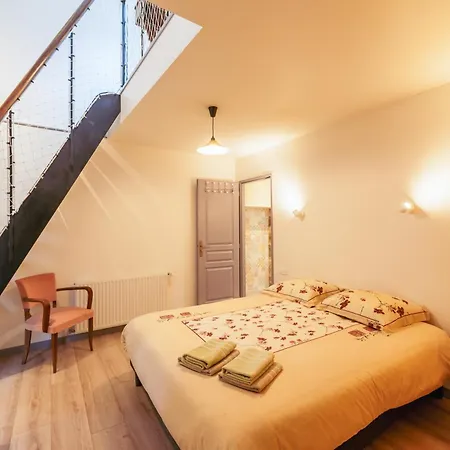 別荘 Maison Caviale, 4 Privees Au Coeur De Figeac, 4 Chambres, 4 Salles De Bain, Jardin フィジャック